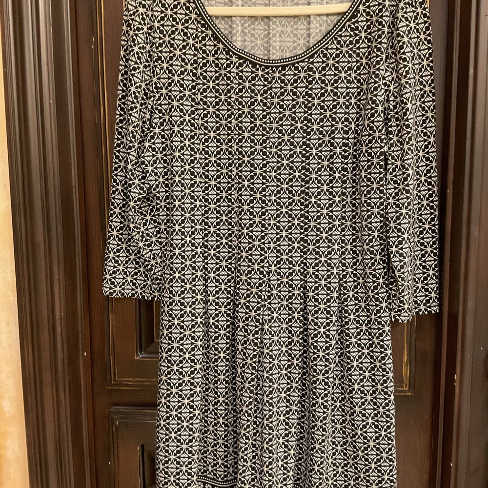 Max Studio Black and White Geometric Long Sleeve Dress